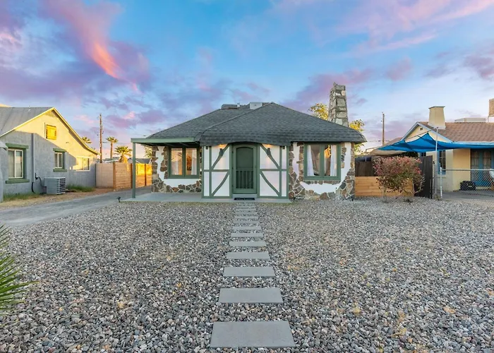 Charming Cottage - Storybook Style - Near Downtown Phoenix!