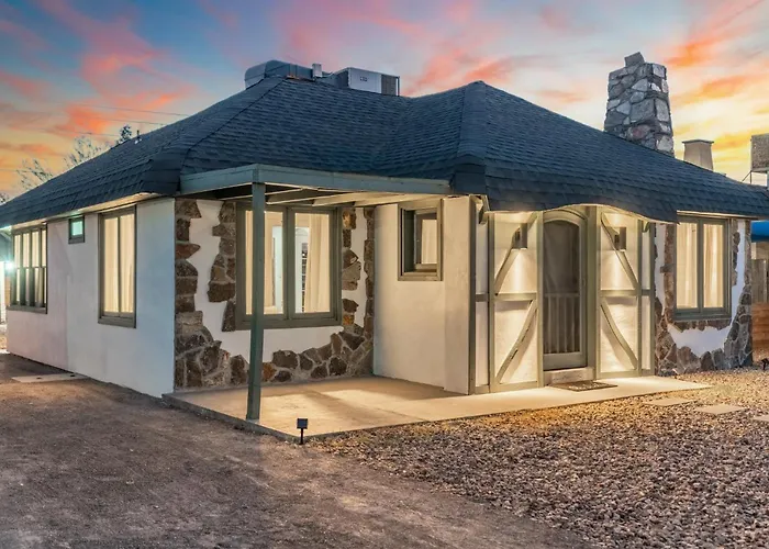 Charming Cottage - Storybook Style - Near Downtown Phoenix!